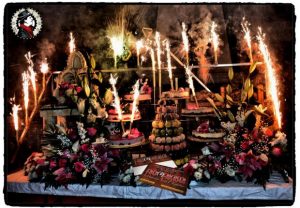 Fontaines d’étincelles pour l’arrivée du dessert de mariage